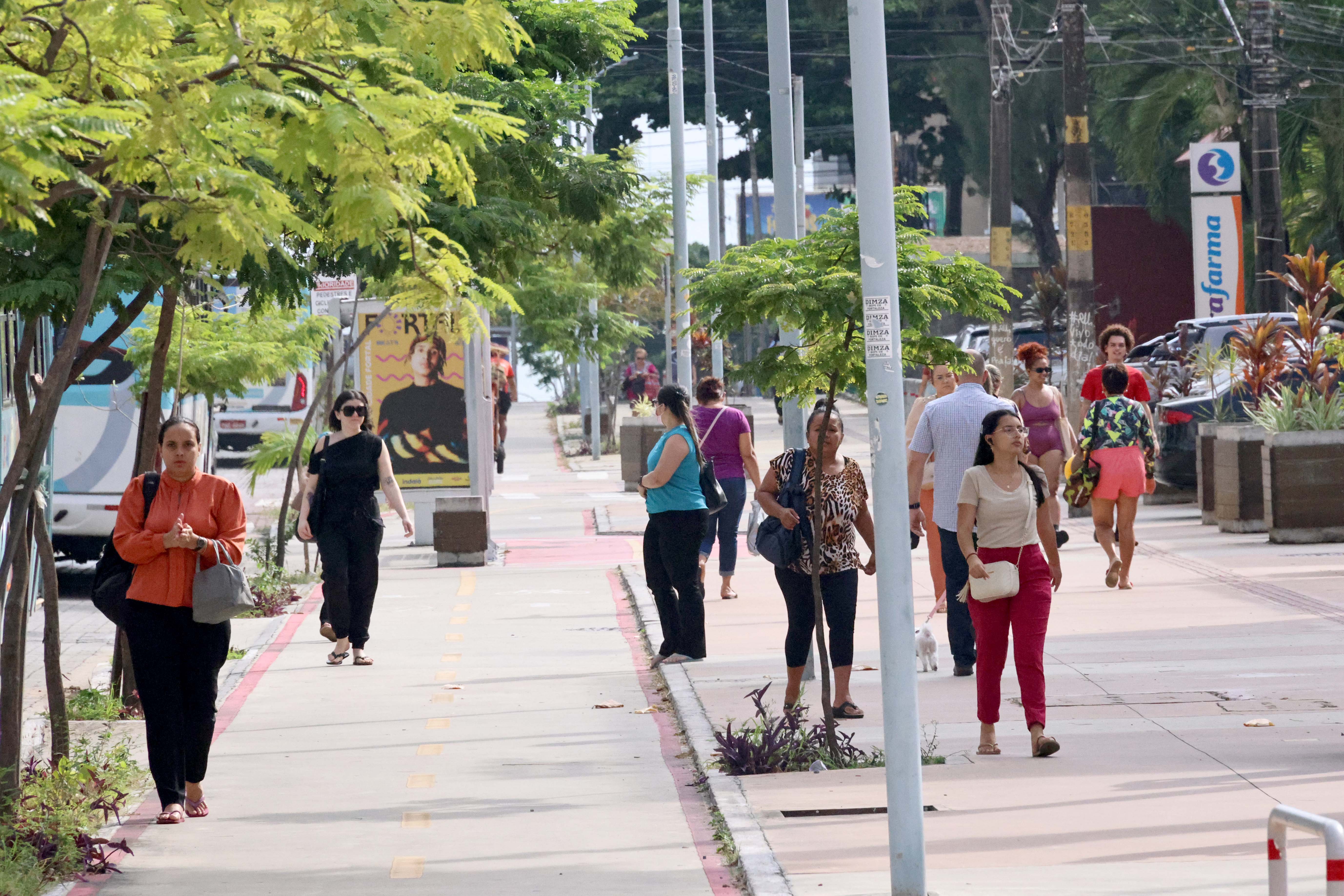 pessoas caminhando numa avenida